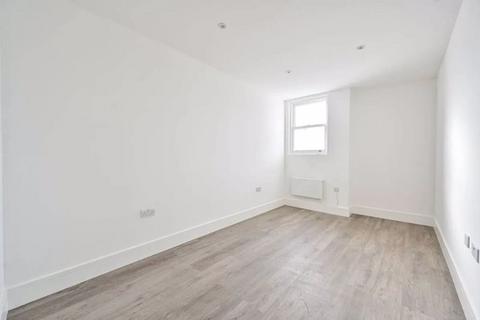 3 bedroom flat to rent, Three Bedroom flat to let in Earls Court