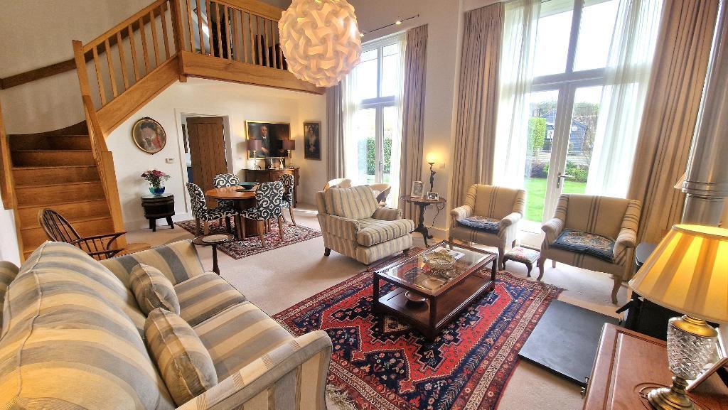Sitting Room / Dining Room