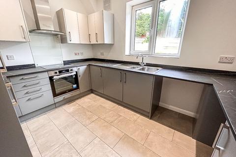 3 bedroom semi-detached house to rent, Walter Nash Road East, Kidderminster