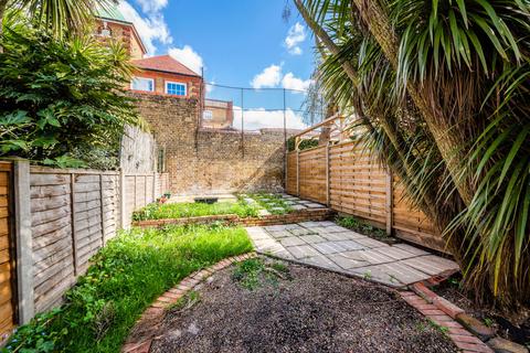 3 bedroom terraced house to rent, Trevelyan Road, London SW17