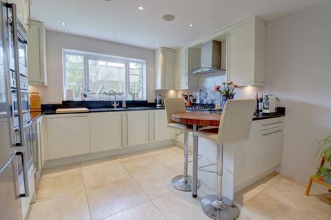 4 bedroom detached house to rent, Mill Lane, High Wycombe HP14