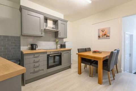 4 bedroom end of terrace house for sale, Bank Street, Leeds LS27