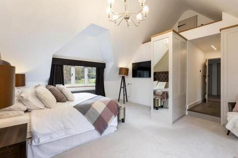 5 bedroom detached house to rent, The Sands, Farnham