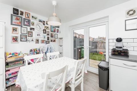 3 bedroom semi-detached house for sale, Friarwood Avenue, West Yorkshire WF8
