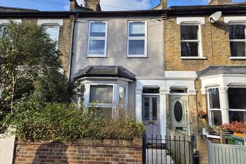 4 bedroom terraced house to rent, Ridley Road, London E7