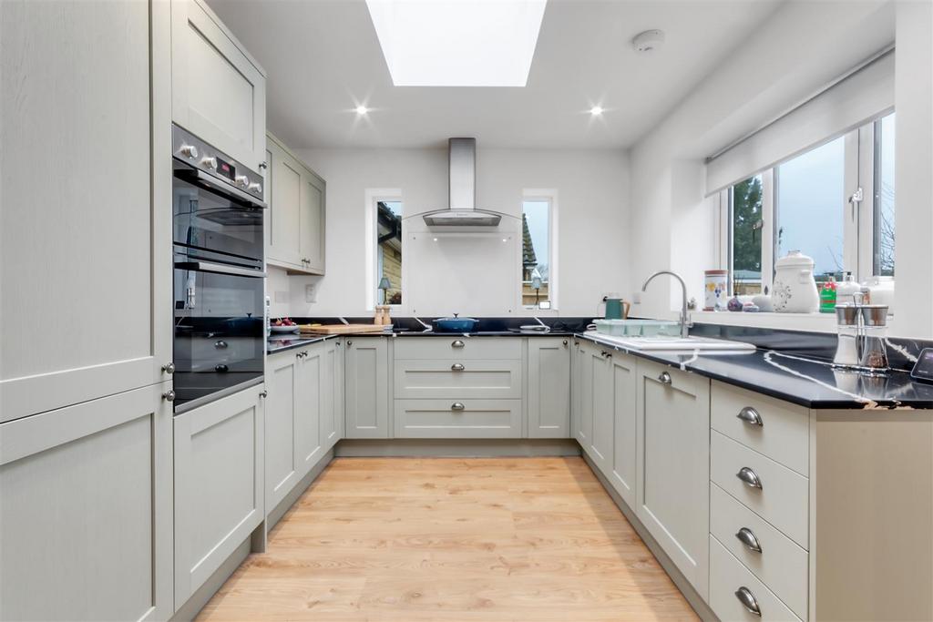 Kitchen 2.jpg