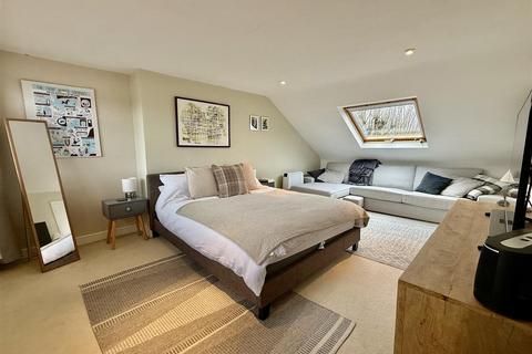 62 Avenue Road, Swindon, SN1 4DA