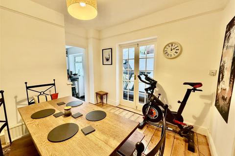 62 Avenue Road, Swindon, SN1 4DA