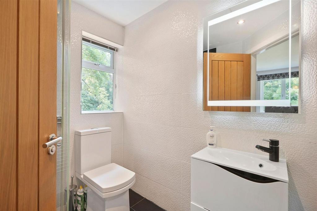 BED 2 ENSUITE.jpg