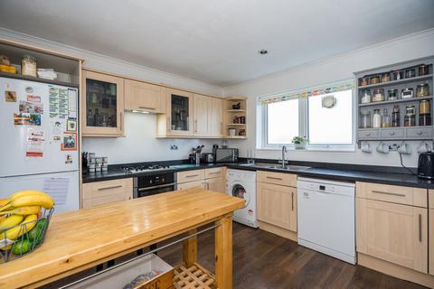 3 bedroom flat for sale, Gurnells Road, Seer Green, HP9