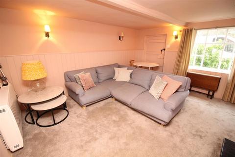 2 bedroom end of terrace house to rent, Huntingfield