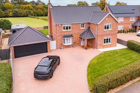 5 bedroom detached house to rent, Church Farm Close, Bramerton, NR14