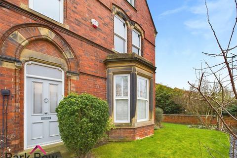 6 bedroom end of terrace house for sale, Low Street, Sherburn In Elmet, Leeds