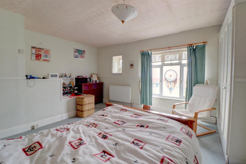 Bedroom 1 .3.jpg