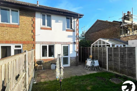 2 bedroom semi-detached house to rent, Alice Thompson Close, London SE12