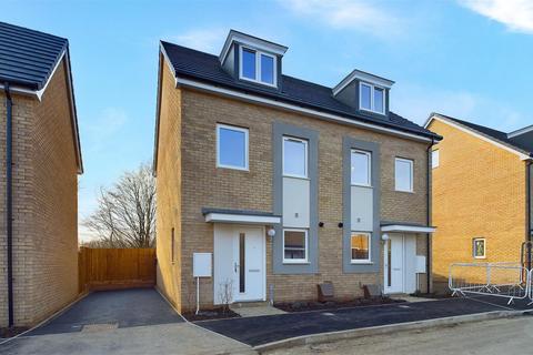 3 bedroom house to rent, Cobnut Close, Hatfield