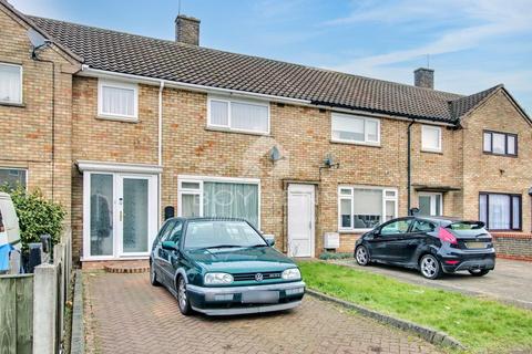 3 bedroom terraced house to rent, Sheering Walk, Colchester CO2