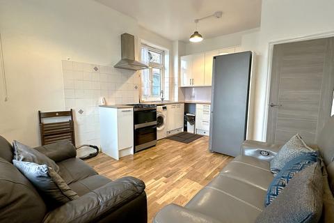 2 bedroom flat to rent, Green Lanes, London N13