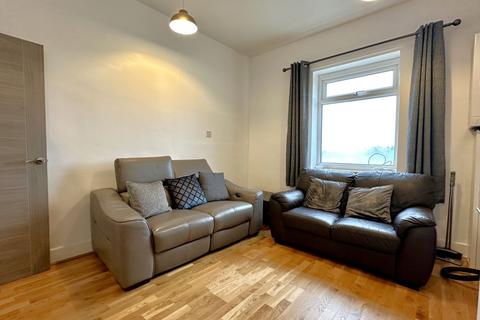 2 bedroom flat to rent, Green Lanes, London N13