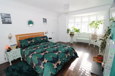 15 Croydon Road, West Wickham, BR4 9HT