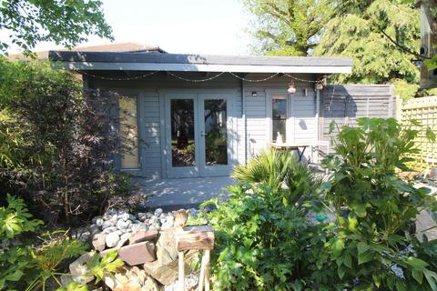 15 Croydon Road, West Wickham, BR4 9HT