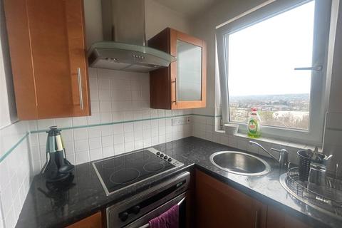 Studio to rent, Blake House, Porchester Mead, Beckenham, BR3