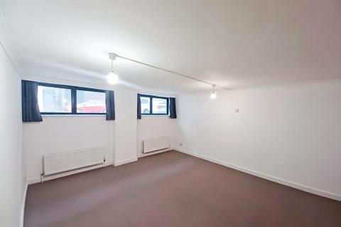 2 bedroom flat to rent, High Street, Chatham