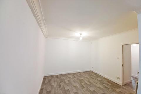 2 bedroom flat to rent, High Street, Chatham