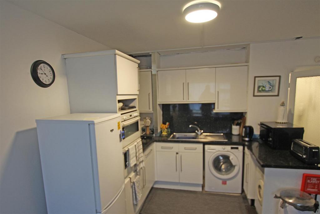 Kitchen b.jpg