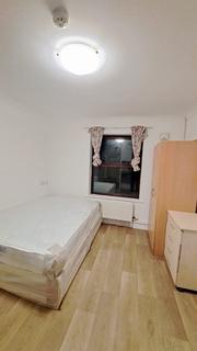 Studio to rent, Ickenham Road, Ruislip HA4