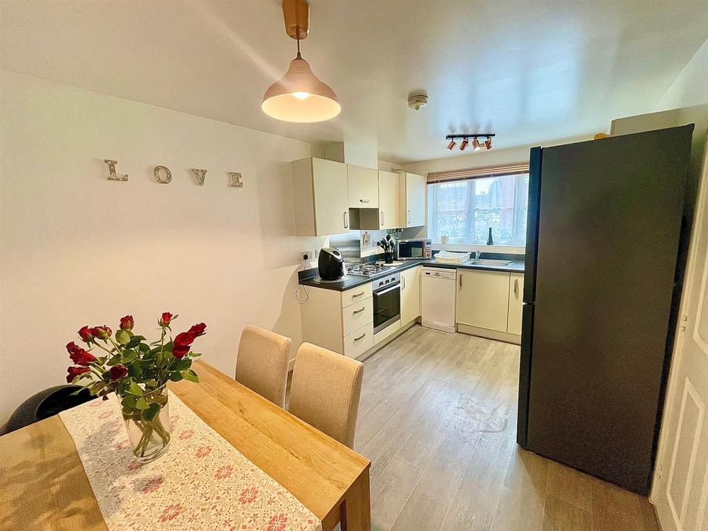 Kitchen 3.jpg