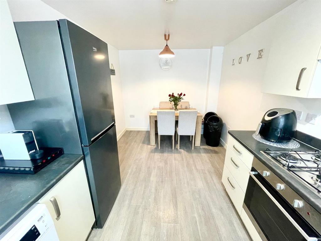 Kitchen 2.jpg