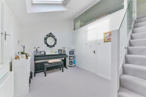 66 Bradshaw Close, London, SW19 8NL