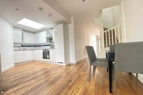 2 bedroom end of terrace house to rent, St Andrews Road, Acton