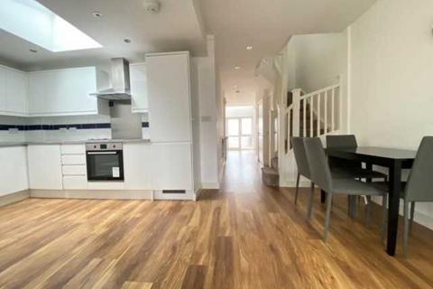 2 bedroom end of terrace house to rent, St Andrews Road, Acton