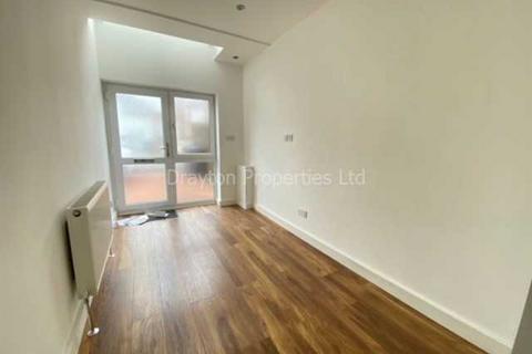 2 bedroom end of terrace house to rent, St Andrews Road, Acton