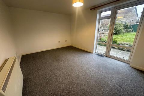 3 bedroom terraced house to rent, Pippin Row, Calne