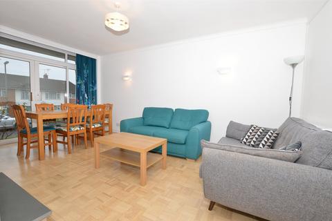 2 bedroom apartment to rent, Rosemead Close, Surrey RH1