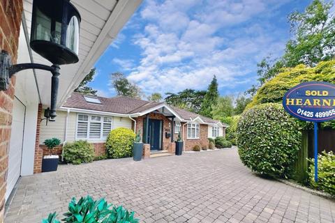 7a Cedar Avenue, St Leonards, Ringwood, BH24 2QF