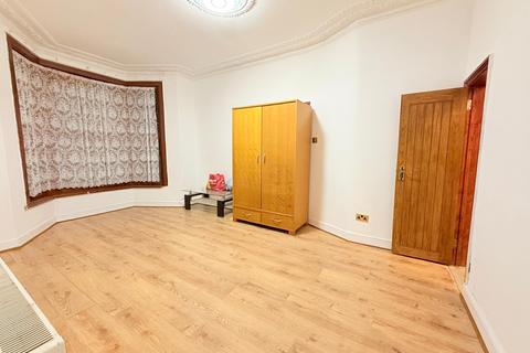 Studio to rent, Elgin Road, Seven Kings , Ilford IG3