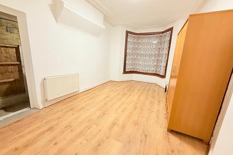 Studio to rent, Elgin Road, Seven Kings , Ilford IG3