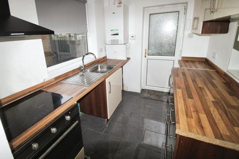 3 bedroom semi-detached house to rent, Sandstone Avenue, South Yorkshire S9