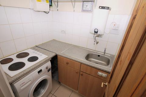 Studio to rent, Barking Road, London, E13