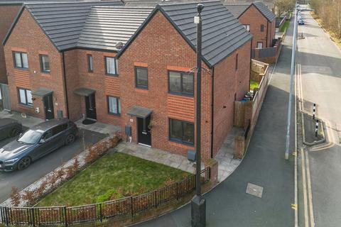 3 bedroom end of terrace house for sale, Manchester M40