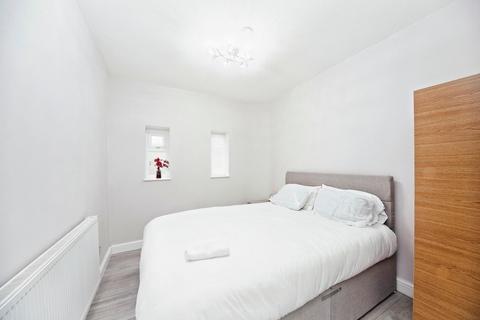 1 bedroom ground floor flat for sale, London Road, Thornton Heath, Surrey