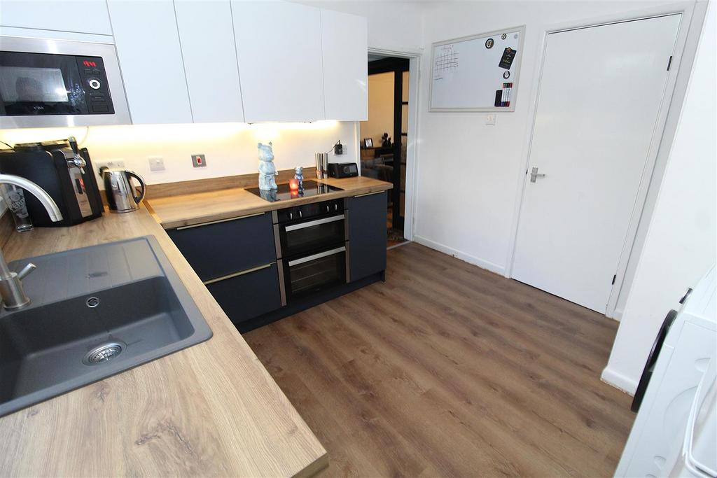 Kitchen2.JPG