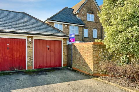 3 bedroom terraced house to rent, Mill Court, Ashford