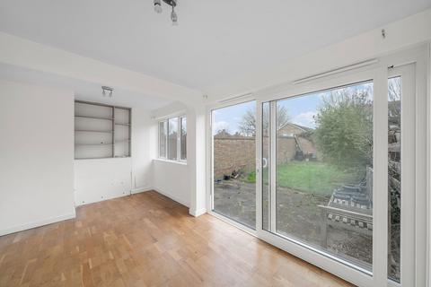 6 Victoria Close, West Molesey, KT8 1SQ