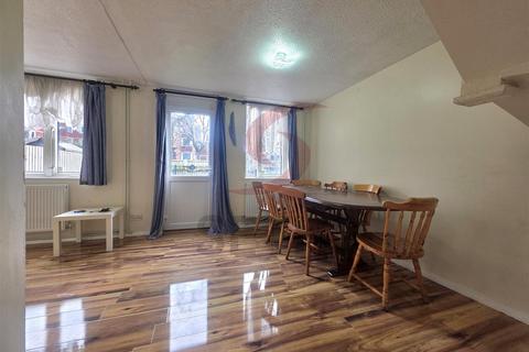 5 bedroom end of terrace house to rent, Martindale Close, Leicester LE2