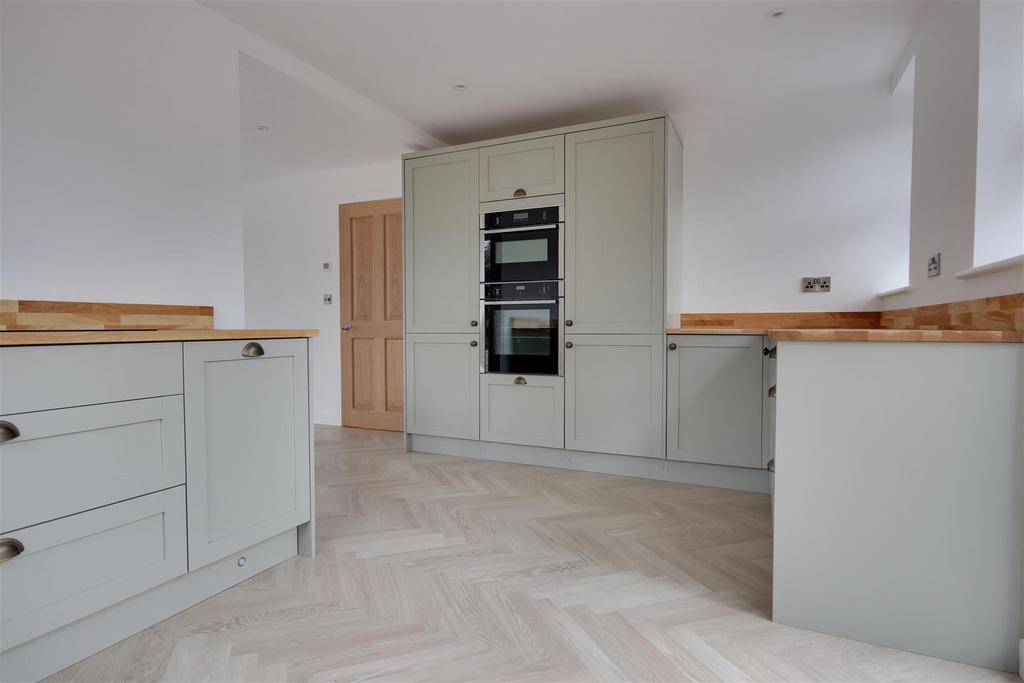 Kitchen 5.jpg